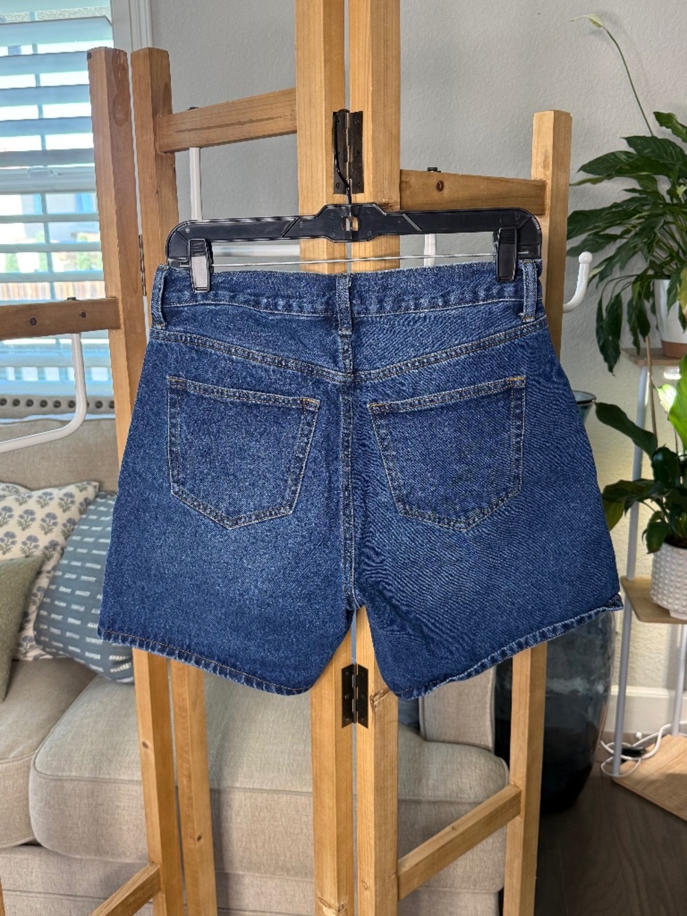 Zenana High Rise Mom Denim Shorts Medium Wash Size M - Picture 3 of 3